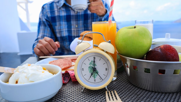 蓝色闹钟与IF(间歇性禁食)16和8饮食规则和减肥概念。-饮食计划概念图片下载