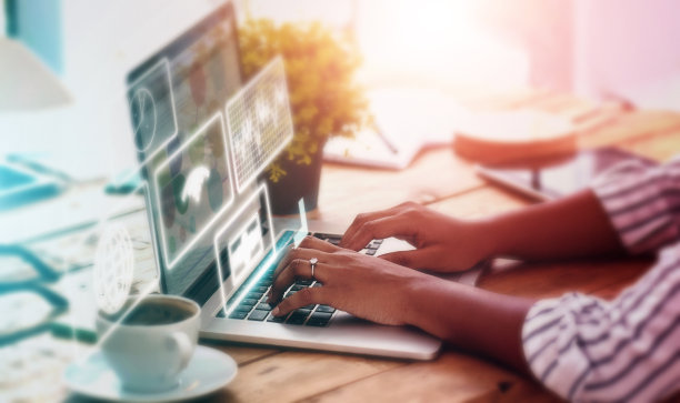 笔记本电脑，覆盖和应用程序，一个女人在网吧搜索全球或金融数据。电脑、软件或股票市场，还有一个在咖啡店做信息研究的人图片下载