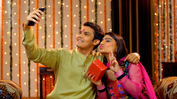 印度兄弟姐妹在节日场合自拍-技术概念，印度模式图片下载