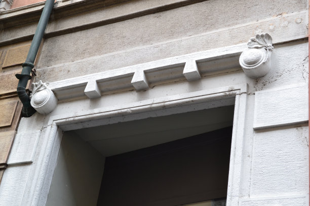 意大利北部古代住宅的立面。门装饰。图片下载