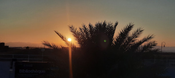 A magnificent view of the blue sky adorned with white clouds on a sunny day.图片下载