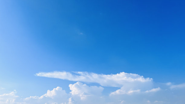 美丽的蓝天和白色蓬松的云图片下载