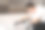 管家正在用干洗机提取软垫沙发上的污垢。吸尘器是清洁沙发与洗涤真空吸尘器抽干机干洗软垫家具。图片下载
