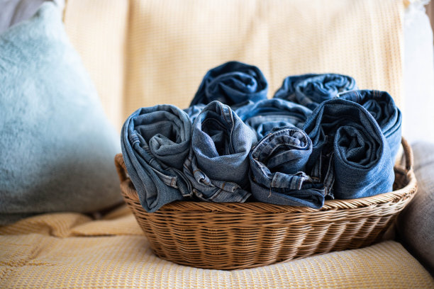 篮子里的蓝色牛仔裤图片下载