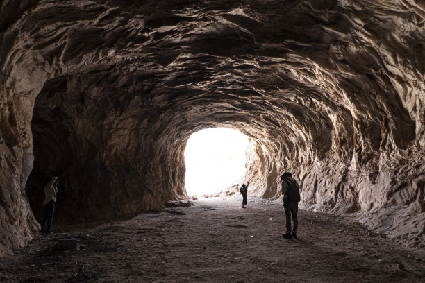 人们探索巨大的矿洞图片下载