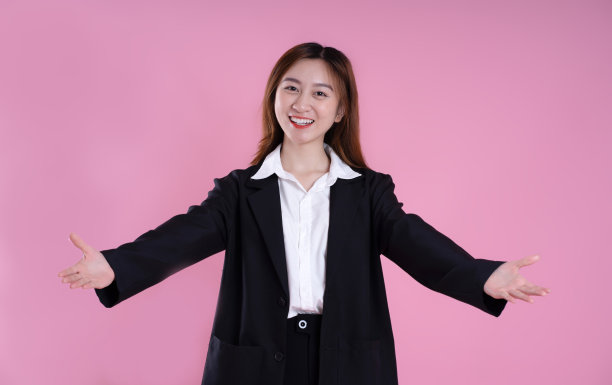 女商人在粉红色的背景上摆姿势图片下载