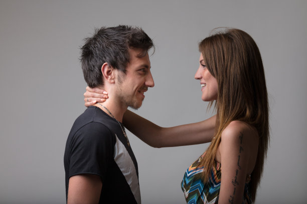 女人引诱男人，激发身体上的吸引力图片下载