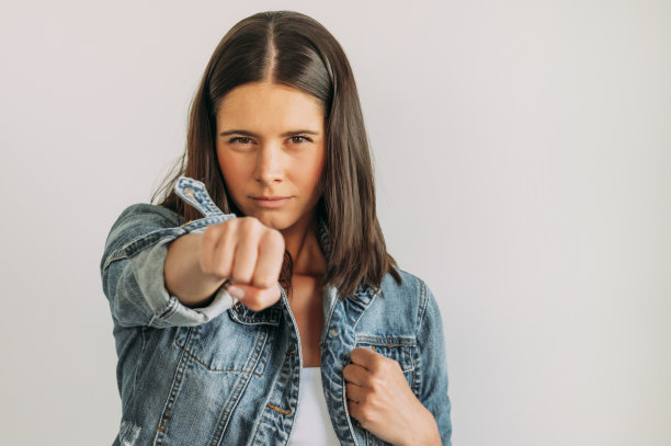 一个美丽的女人在战斗的画像。图片下载