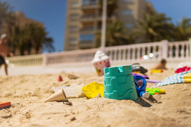 明亮的塑料儿童玩具在沙滩上。儿童海滩度假的概念。从上面看。放文字的地方。平铺，俯视图，复制空间。高质量照片图片下载