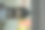 工人用电钻在塑料窗框上钻孔。电钻在窗框上钻一个洞。在塑料窗框上安装窗塞。安装窗户配件图片下载