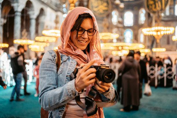 年轻女子在伊斯坦布尔的圣索菲亚大教堂内拍照图片下载