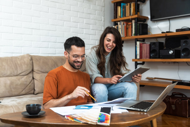 一对建筑师在工作场所进行室内装修。设计师根据项目的可视化和蓝图选择颜色样品。建筑和室内设计概念。图片下载