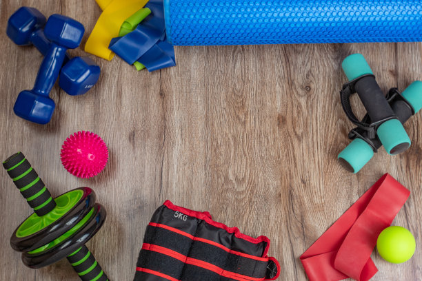 健身、体育运动及训练器材。哑铃，健身滚筒，刺状和光滑的针灸球，腹肌和背部滚筒，橡皮筋。积极生活方式的概念图片下载
