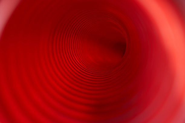 波纹用于地下电线的绝缘电缆，内部的塑料管，建筑工程的电力保护管，红色波纹特写与复制空间。高质量照片图片下载