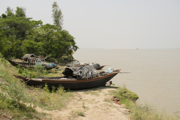 河岸上的河船图片下载