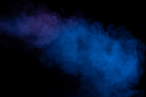 蓝色和紫色蒸汽在黑色的背景。图片下载