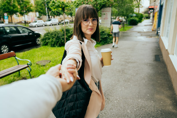 一个年轻女人去上班，在城市大街上图片下载