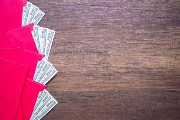 春节准备给孩子们的红包特写，里面装着钱或红袍。图片下载