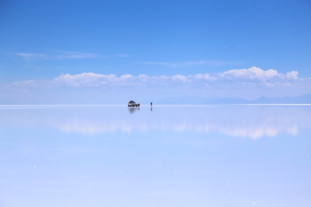 玻利维亚乌尤尼大而白色的盐滩图片下载