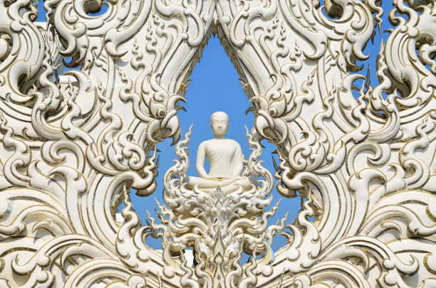 白寺内镶有精美镜框的白色佛像。泰国清莱-笏荣坤图片下载