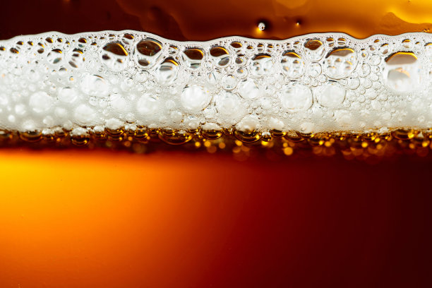一杯有泡沫的美味啤酒，特写。图片下载