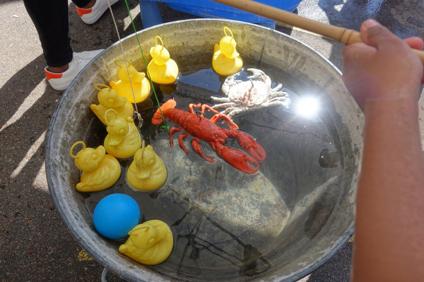 孩子们的游戏在学校聚会上钓鱼图片下载