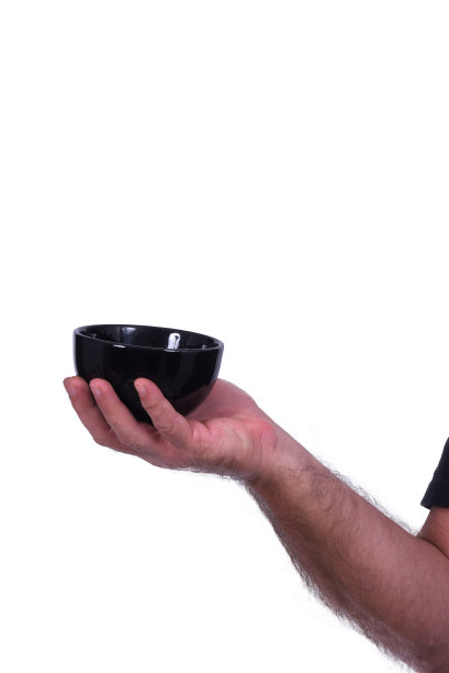 双手一起拿着碗做手势，举起手孤立在白色背景上图片下载