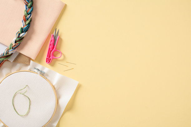 刺绣的概念。刺绣箍和配件的颜色背景。平躺，俯视图。图片下载