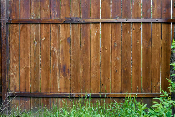 带有金属板条的质朴的棕色木制菜园栅栏图片下载