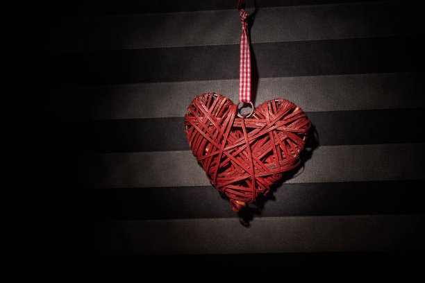 编织的心在一个黑暗的条纹背景图片下载