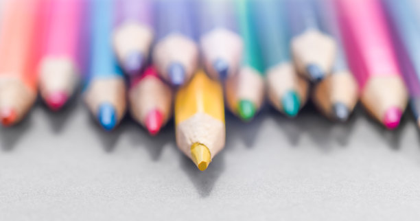 彩色铅笔一字排开。一套蜡笔，艺术，学习。准备好上学的东西。图片下载