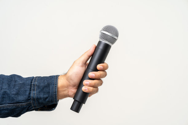 高品质的动态麦克风，在孤立的白色背景上唱歌或与人交谈。男性为面试测试麦克风声音图片下载
