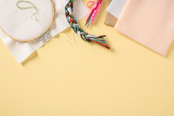 彩色背景上的刺绣箍和缝纫配件。平躺，俯视图。图片下载