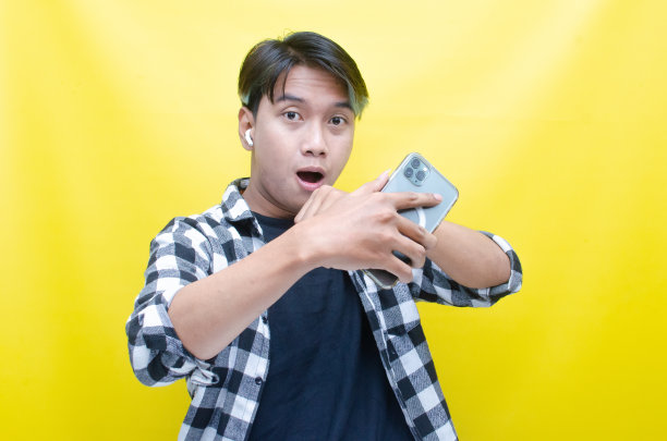 快乐造型师亚洲男子享受音乐使用耳塞或无线耳机图片下载