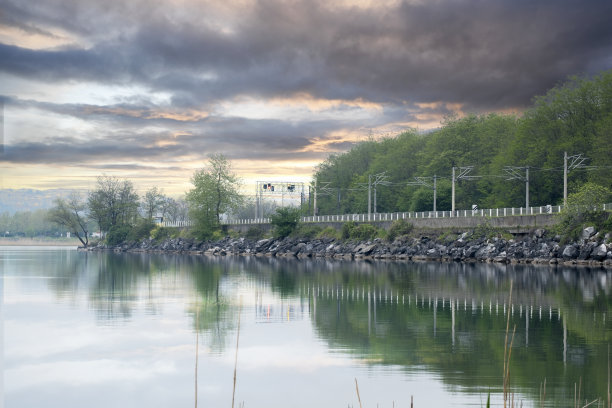 铁路沿着湖岸延伸，图片下载