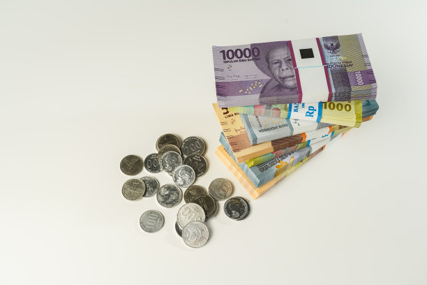 印度尼西亚雅加达，2023年4月15日，各种各样的钞票，以及以印尼盾计价的印尼盾硬币，数千天卡图片下载