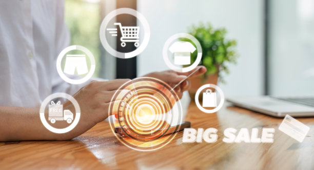 商务人士使用电脑笔记本电脑在购物车虚拟屏幕上订购网上购物。而网上支付选项或数字钱包则是网上交易和电子商务的技术概念图片下载