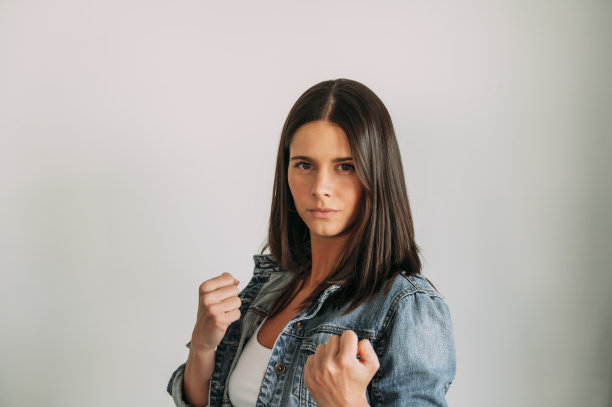 一个美丽的女人在战斗的画像。图片下载