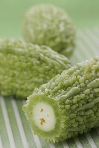 新鲜的苦瓜(Momordica charantia)通常被炒熟，在亚洲美食中很受欢迎图片下载