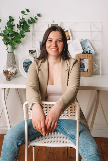 一个30多岁的快乐微笑的女人的肖像图片下载