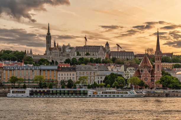 布达佩斯:多瑙河沿岸充满活力的城市景观图片下载