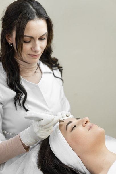 瞬间改造肌肤:看这位美容师运用超声波技术有效清洁毛孔，减少黑头，改善肌肤质地，让肌肤看起来完美无瑕。图片下载