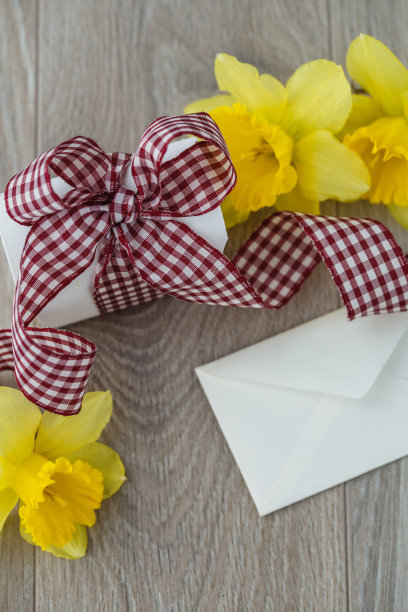 黄色漂亮的水仙和礼盒图片下载