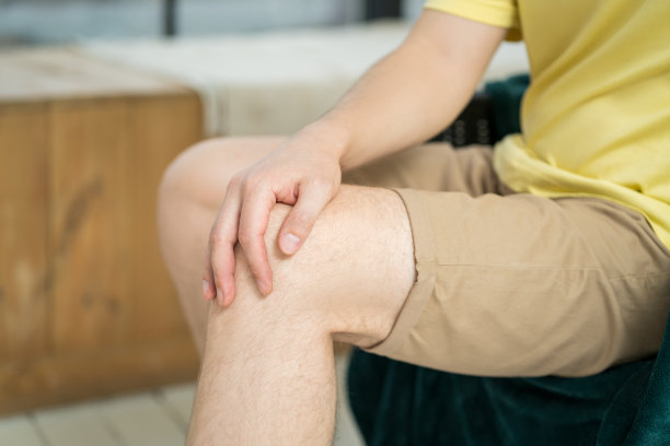 膝盖疼痛，男士在家里做自我按摩图片下载