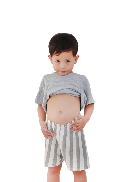 这是一幅3岁左右的亚洲男婴的肖像，他撩起衬衫，露出了他的大肚子，背景是白色的，有裁剪的路径图片下载