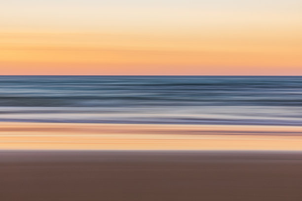 运动模糊泛海景的海岸在黄昏与柔和的颜色图片下载