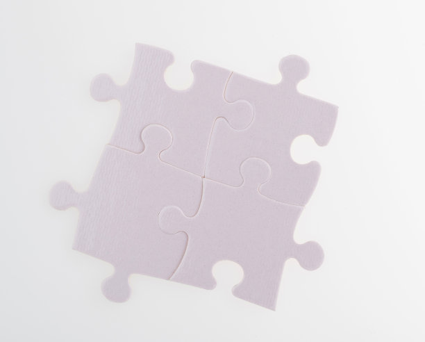 白色背景上的四块空白拼图图片下载