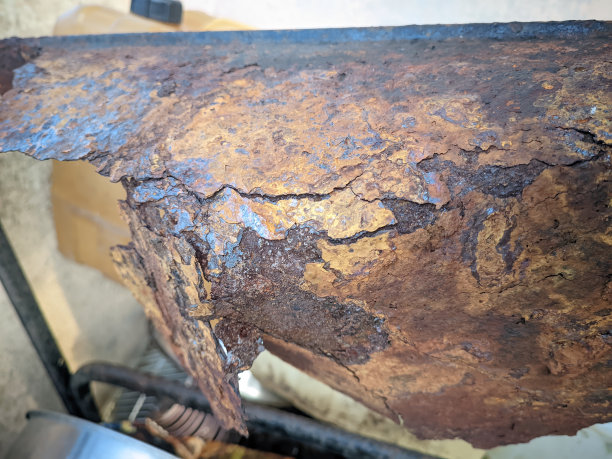 受酸雨污染的铁表面已生锈剥落图片下载