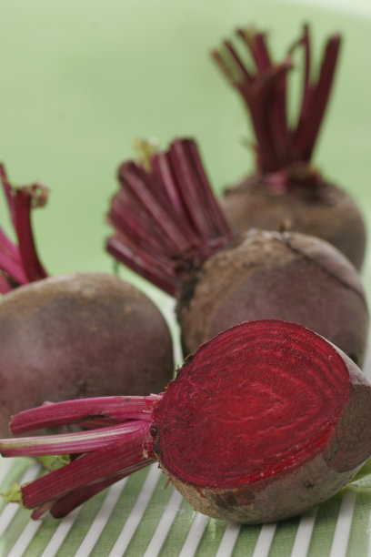 新鲜的红甜菜根用于沙拉和混合汤和菜肴图片下载
