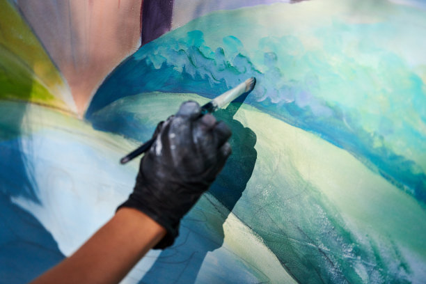 女孩艺术家手握画笔，在白色画布上画超现实的童话肖像图片下载